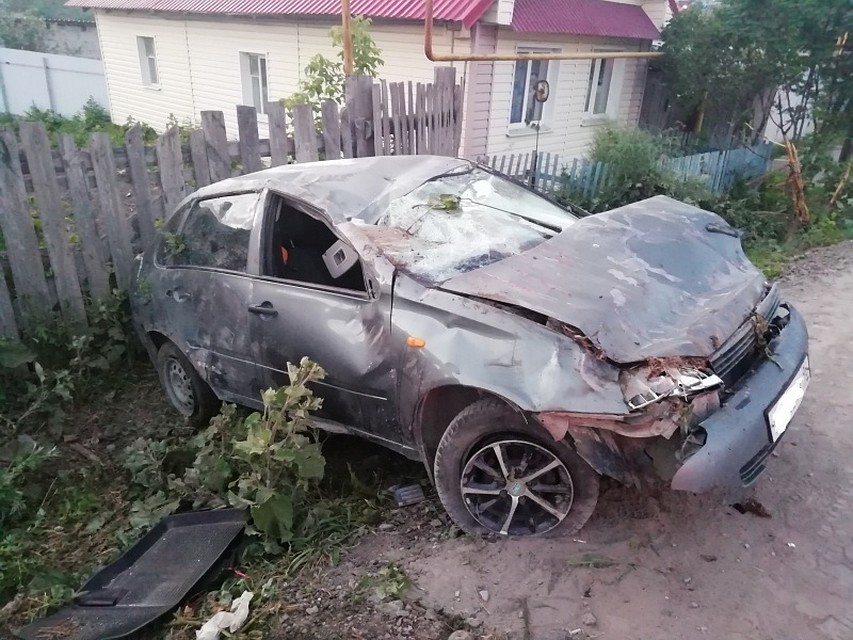 От удара легковушка перевернулась. Фото: УГИБДД по Свердловской области