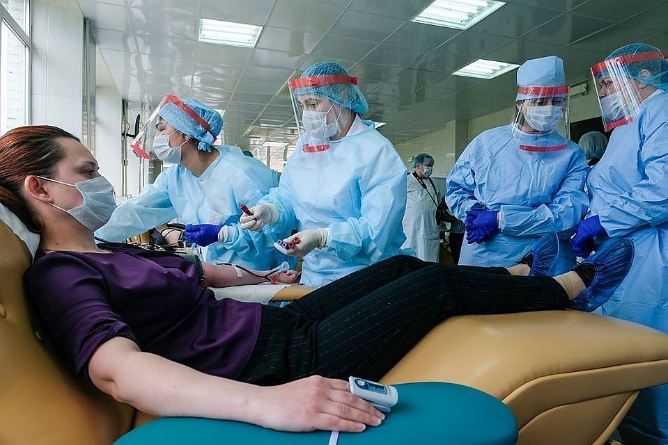 Болезнь протекает тяжело у 50 человек, 11 из них подключены к аппаратам ИВЛ