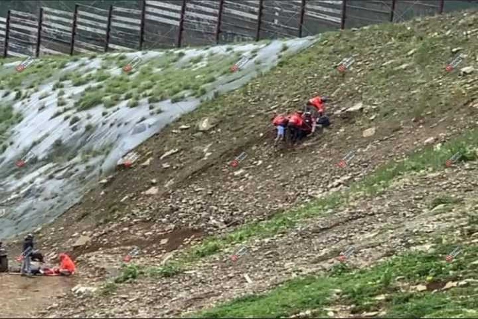 При падении параплана пострадали двое мужчин. Фото ВК "ЧП Сочи"