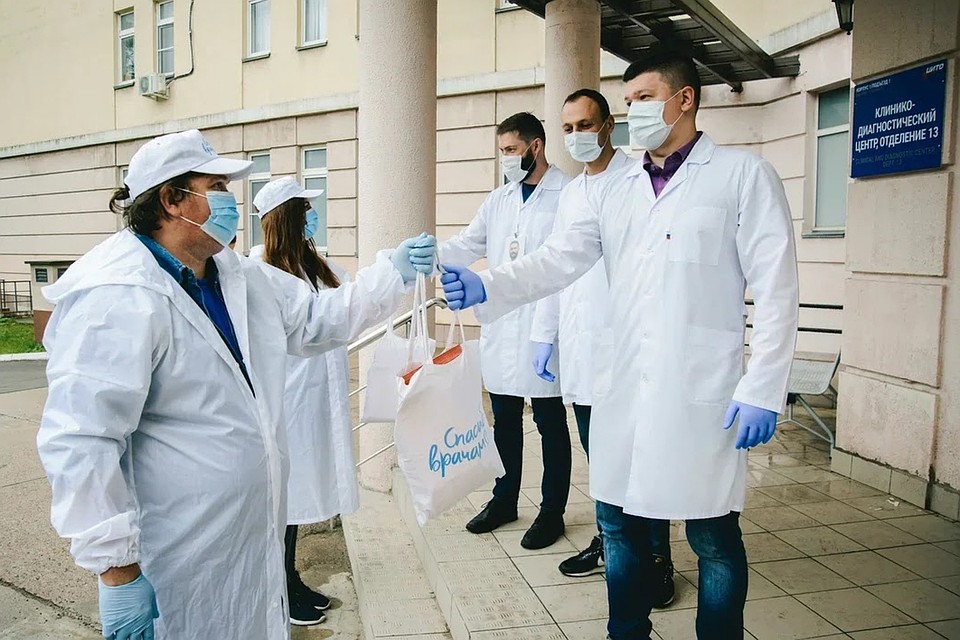Волонтеры передали открытки в НМИЦ имени Н. Н. Приорова, НИИ им. Склифосовского и другие медицинские учреждения города.