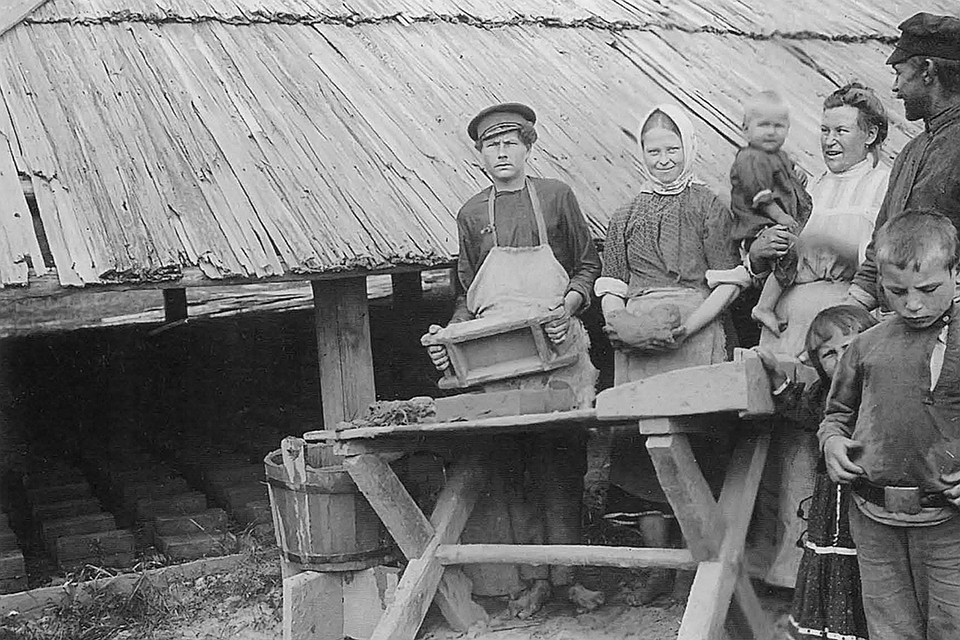 150 лет назад, как и теперь, одним из главных страхов была потеря дохода и работы. На снимке - гончары из Городной на Столинщине. Фото: Исаак СЕРБОВ, из книги "Беларусы на фотаздымках Ісака Сербава". Снимок носит иллюстративный характер