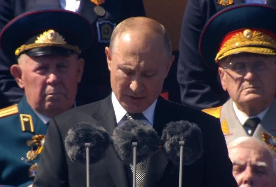 Путин объявил минуту молчания на Параде Победы. Фото: кадр из трансляции обращения Владимира Путина 24 июня