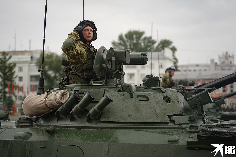 Колонну возглавил танк Т-34