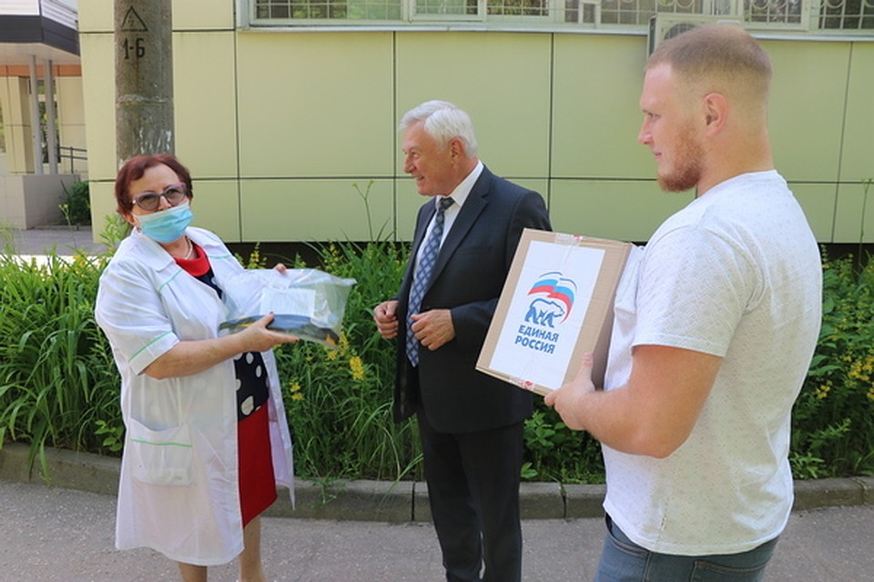 Защитные лицевые щитки передали медицинским учреждениям Смоленска. Фото: smolensk.er.ru.