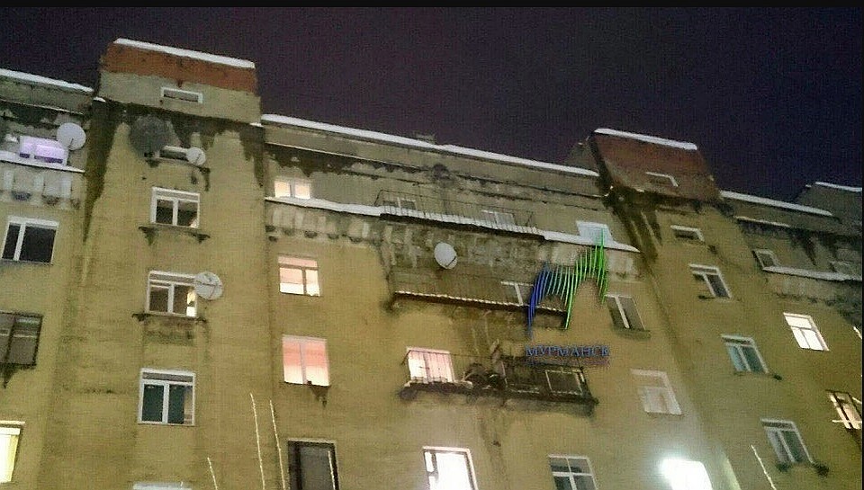Наледь упала на голову девушке с дома №78 на проспекте Ленина в Мурманске. Фото: vk.com/murmanskgroup