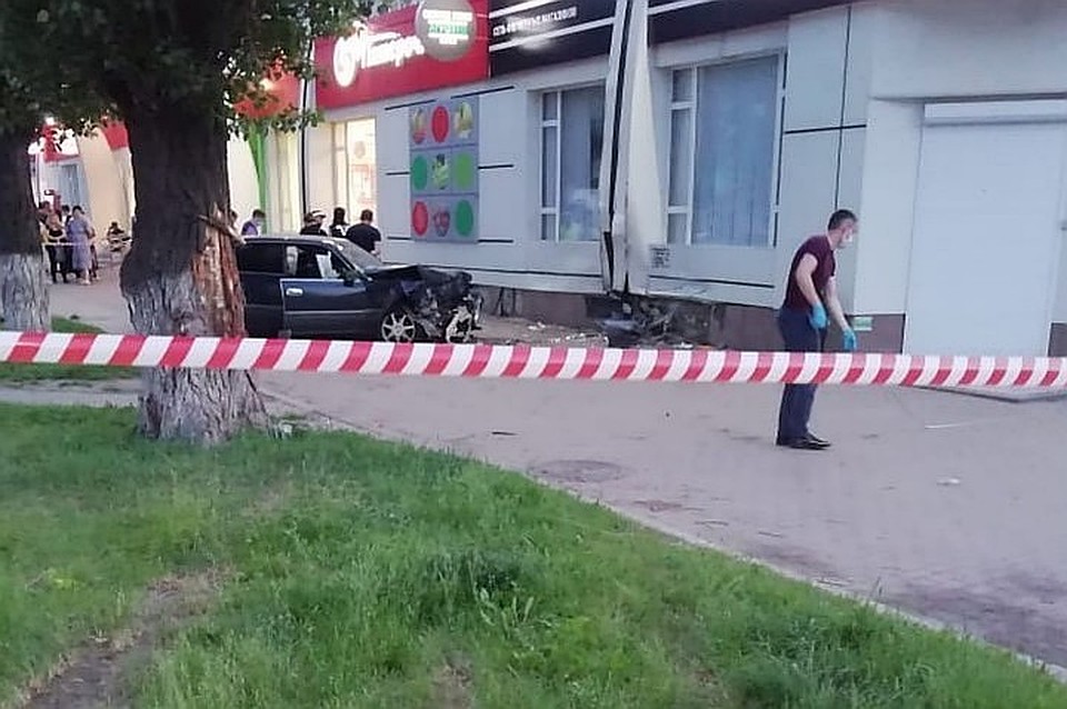 «Тойота», за рулем которой был 24-летний участковый, на большой скорости вылетела на тротуар