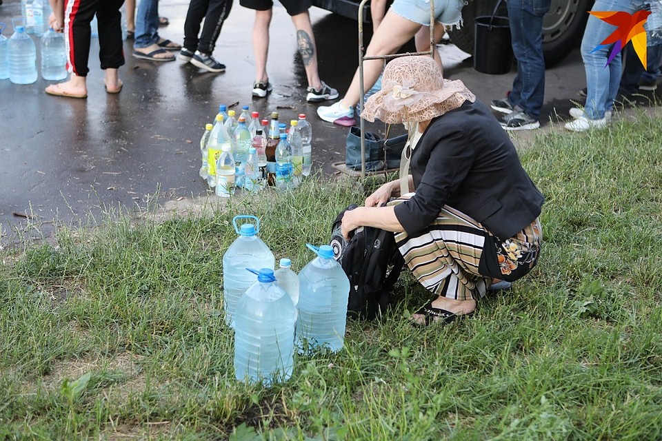 24 июня минчане становились в очередь, чтобы набрать чистой воды в цистернах.