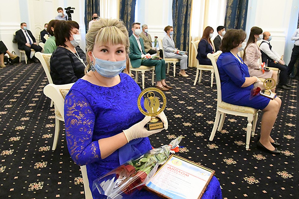 Губернатор вручил победителям конкурсов профессионального мастерства среди педагогов ключи от автомобилей.