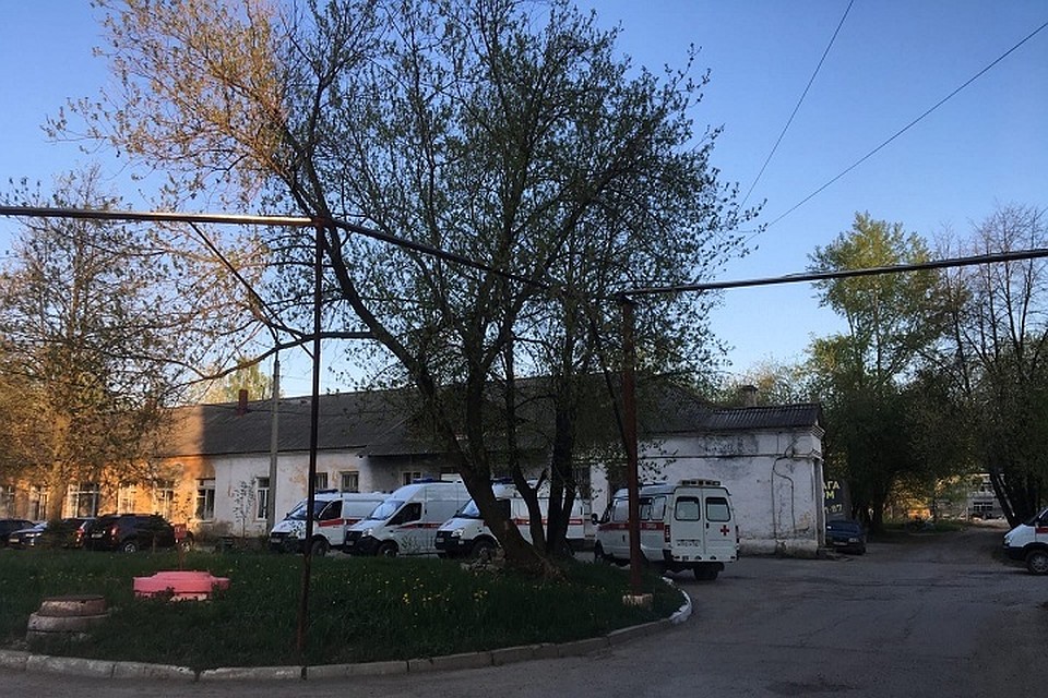 Специалисты отремонтируют кровлю на здании скорой помощи Березовской ЦГБ