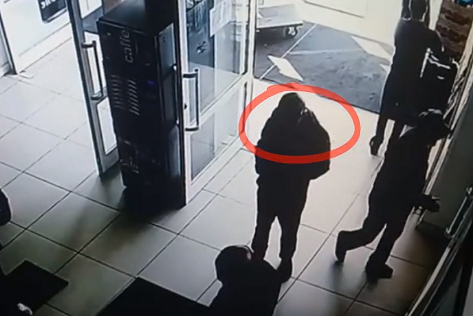 Воришка стоял в очереди перед женщиной, увидел, что та забыла деньги, и решил забрать их себе