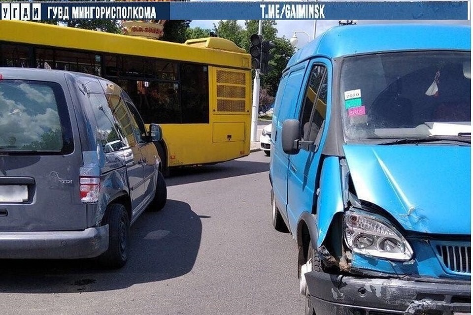 Водитель авто разворачивался, не уступил дорогу и врезался в другой автомобиль. Фото: Телеграм-канал УГАИ ГУВД Мингорисполкома