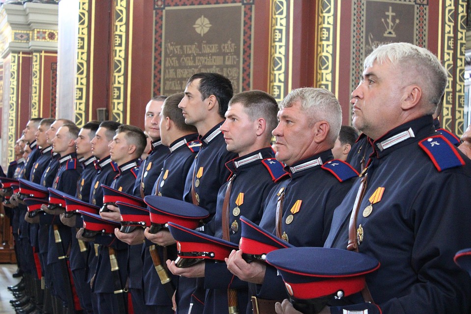 106 человек с шашками прошли единой колонной. Многие пронесли в карманах мундиров фотографии своих предков – участников Великой Отечественной. Фото: donland.ru