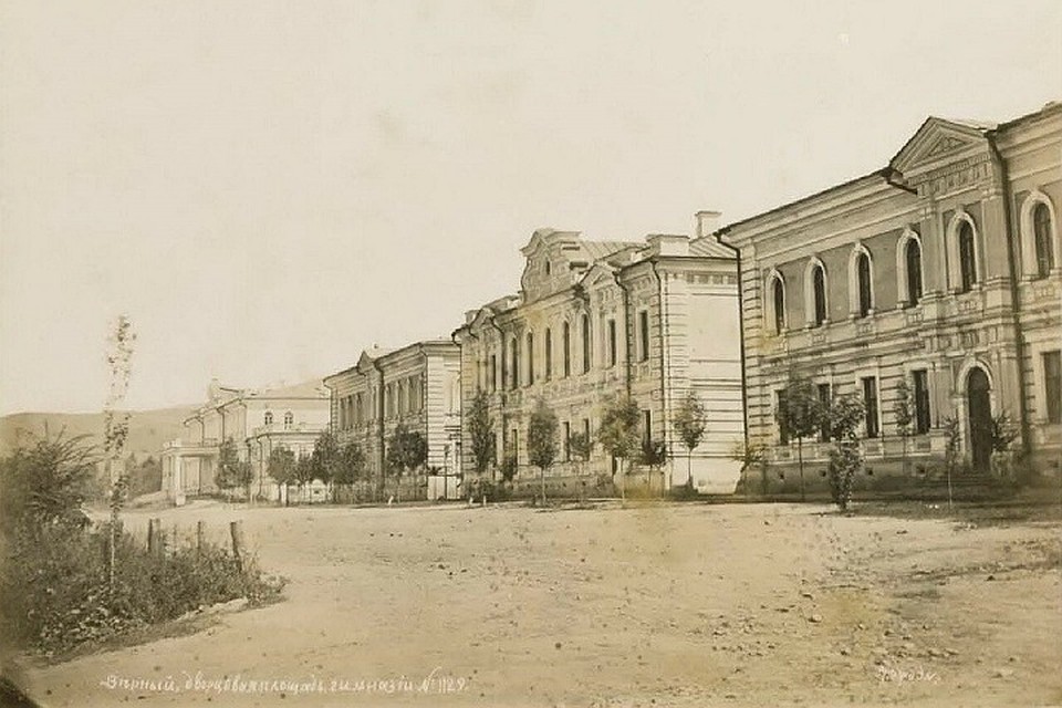 Дворцовая площадь г. Верного, Дом губернатора, гимназия, XIX в.