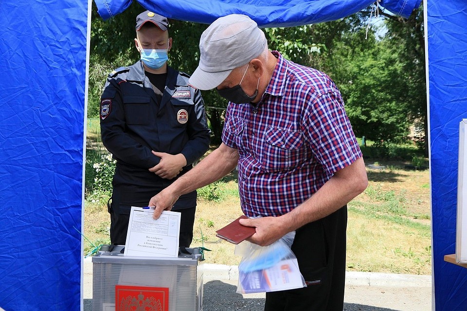 Подавляющее большинство россиян поддержали предложенные президентом поправки в Конституцию.
