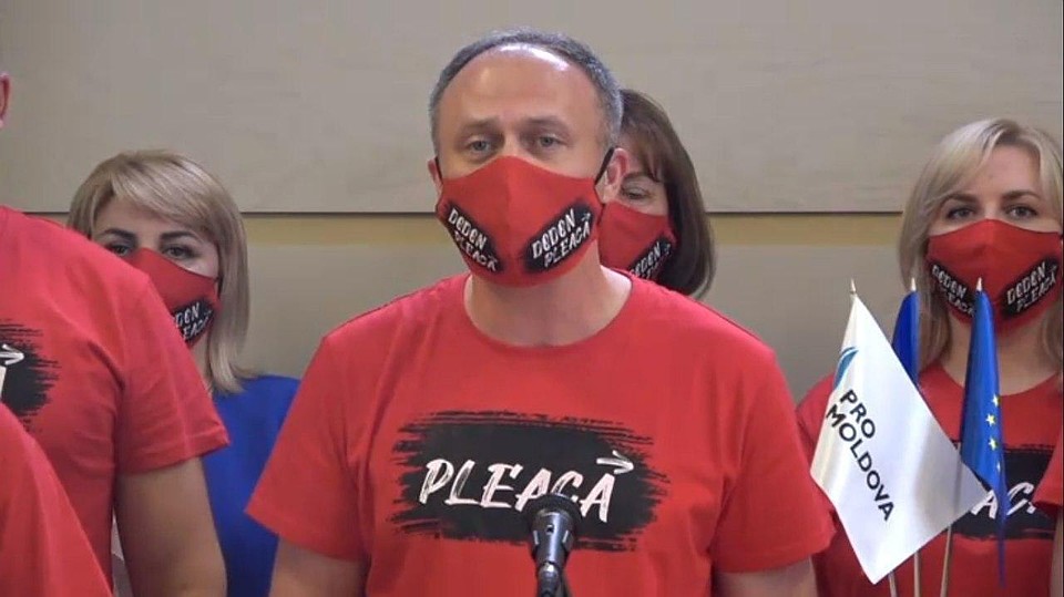 Сегодня в парламент некоторые депутаты пришли нарядные. Правда, совсем не работали. Себя показывали.