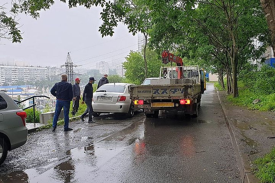 Рабочие разгружали блоки над авто. Фото: предоставлено очевидцами