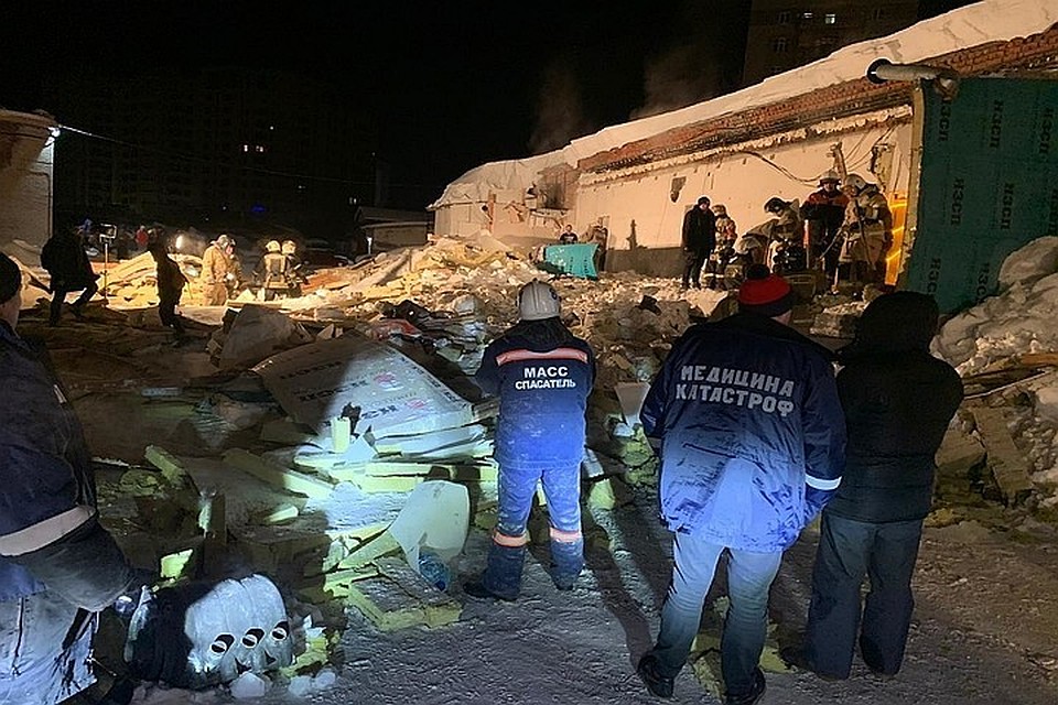 Разбор завалов на месте обрушившейся крыши. Фото: ГУ МЧС по НСО