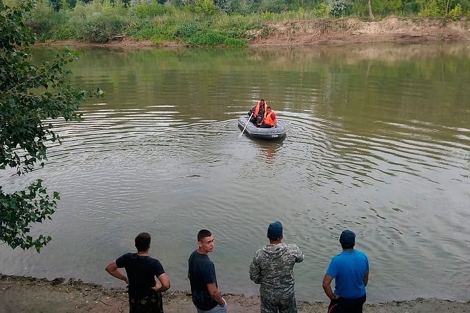 Дети полезли в воду в районе подвесного моста