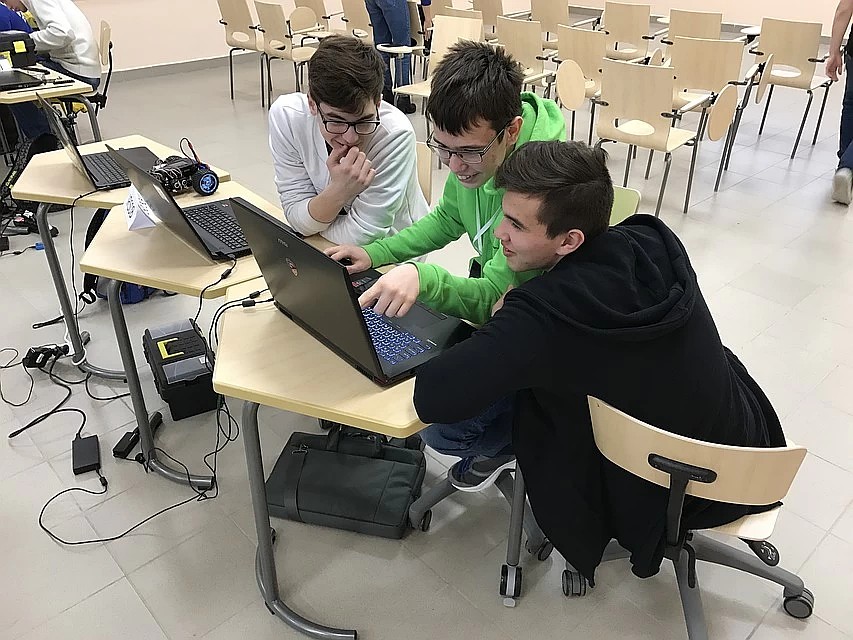 В центрах "Точка роста" ребята с 5 по 11 класс будут проходить учебные занятия по информатике, технологии, ОБЖ, химии и физике.