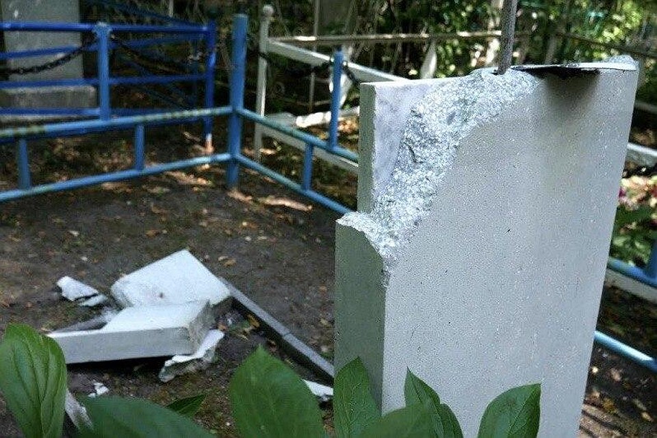 Копейчанин начала хаотично ломать памятники. Фото: пресс-служба ГУ МВД России по Челябинской области