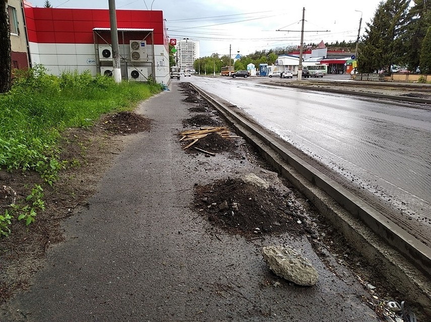 Так с весны выглядят тротуары на КЗТЗ