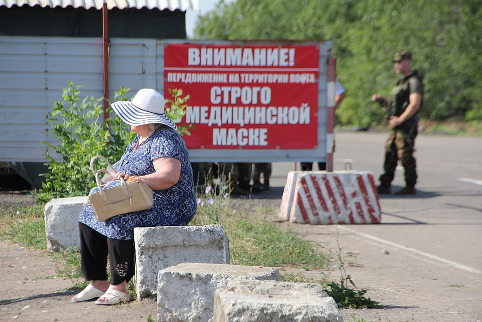 Это уже шестой гуманитарный коридор, организованный Донецком и Киевом на линии разграничения