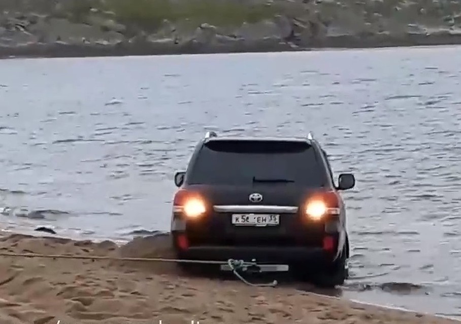Машину из воды вытащили. Но осадочек остался.