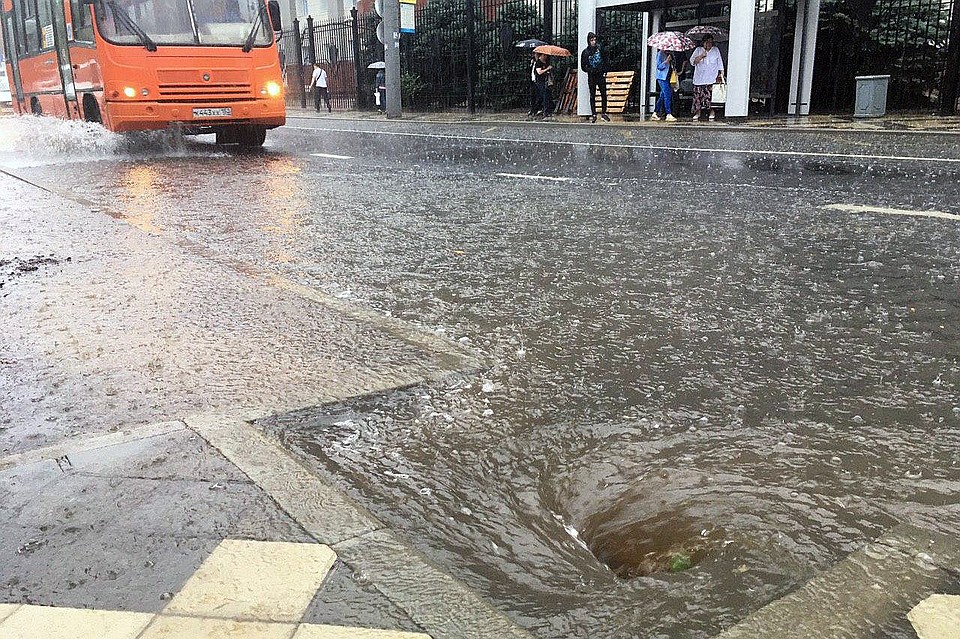 Под водой оказалась часть улицы Октябрьской.