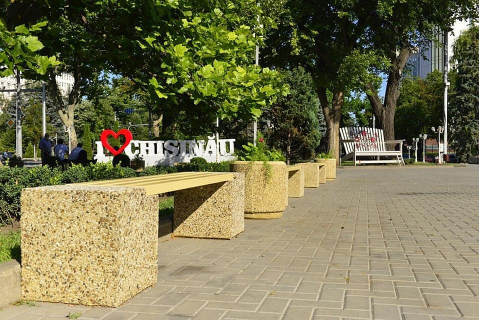 Новые скамейки у театра оперы и балета. Фото: facebook.com/i.ceban.public