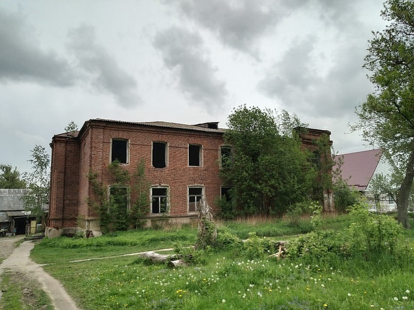 Уникальное здание земской школы в деревне Звягинки Орловского района превращается в рухлядь