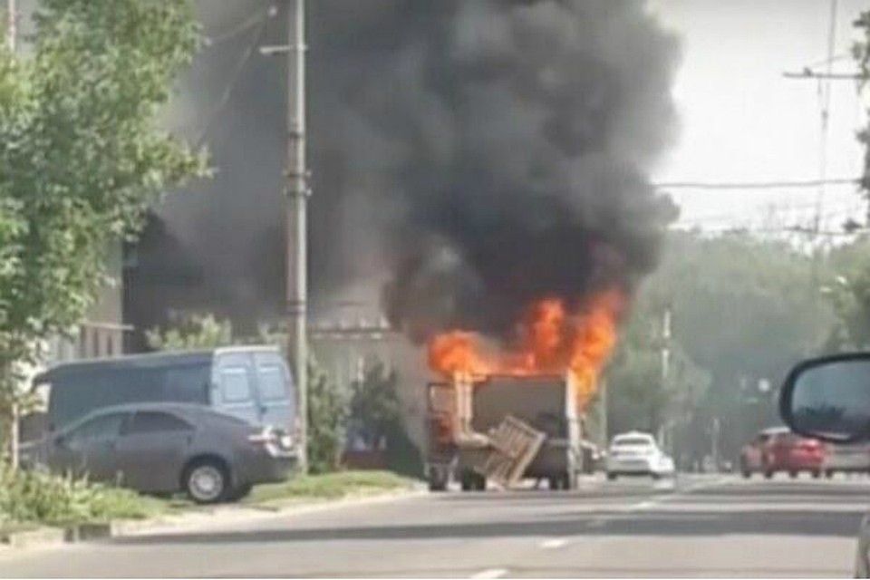 В Ростове сгорел припаркованный на обочине дороги грузовик. Фото: соцсети