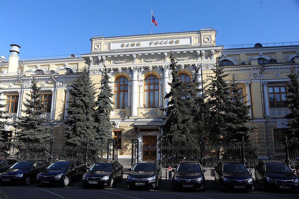 В пятницу Центробанк снова снизил ключевую ставку до 4,25%. С начала пандемии это третье снижение.