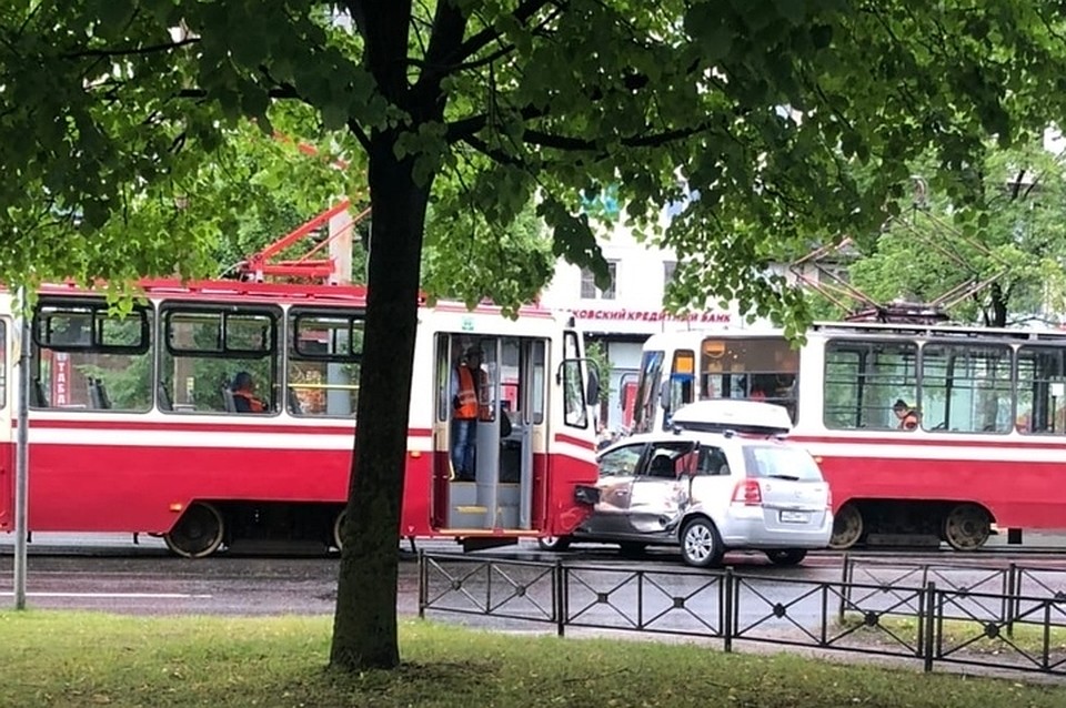 Иномарка попала под трамвай в жестком ДТП в Санкт-Петербурге. Фото: СОЦСЕТИ