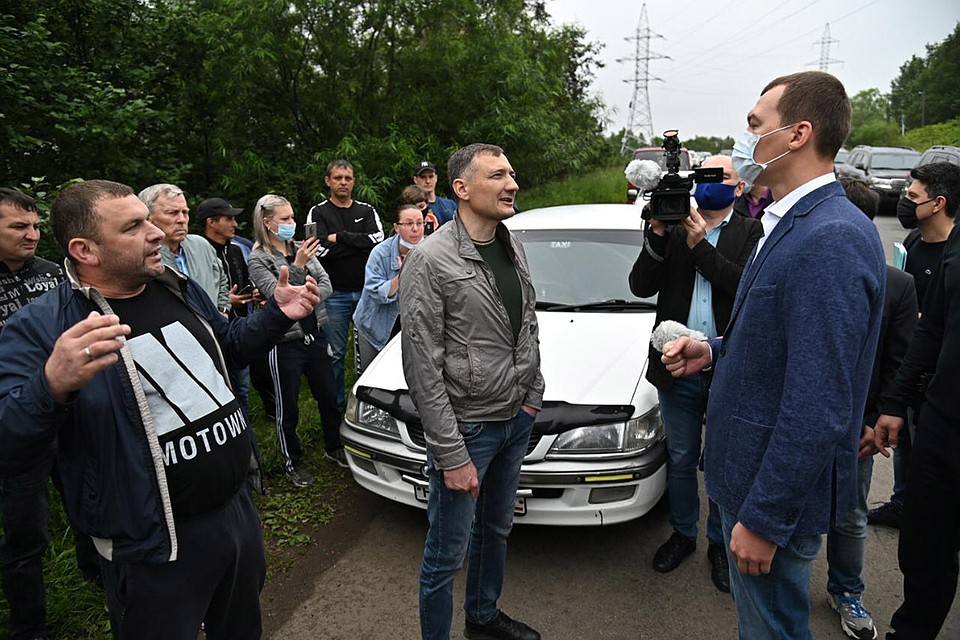Дегтярев пообщался с протестующими