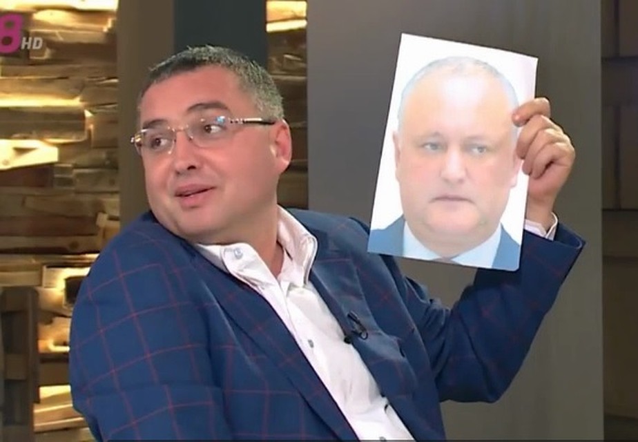 В конце передачи Усатый предложил себя поцеловать