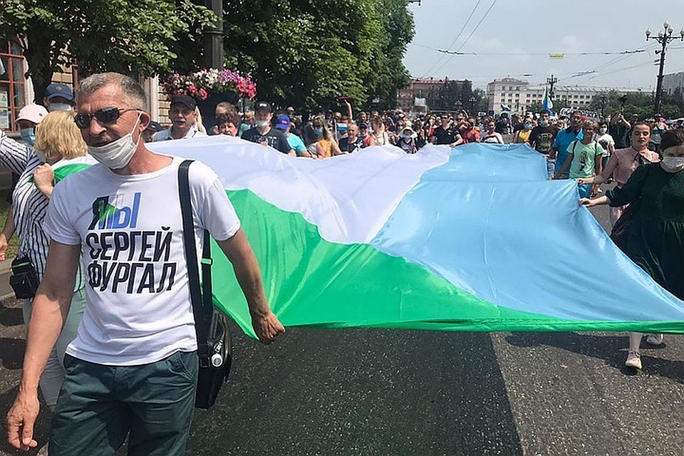 У участников уличных шествий в Хабаровске изъяли холодное оружие.