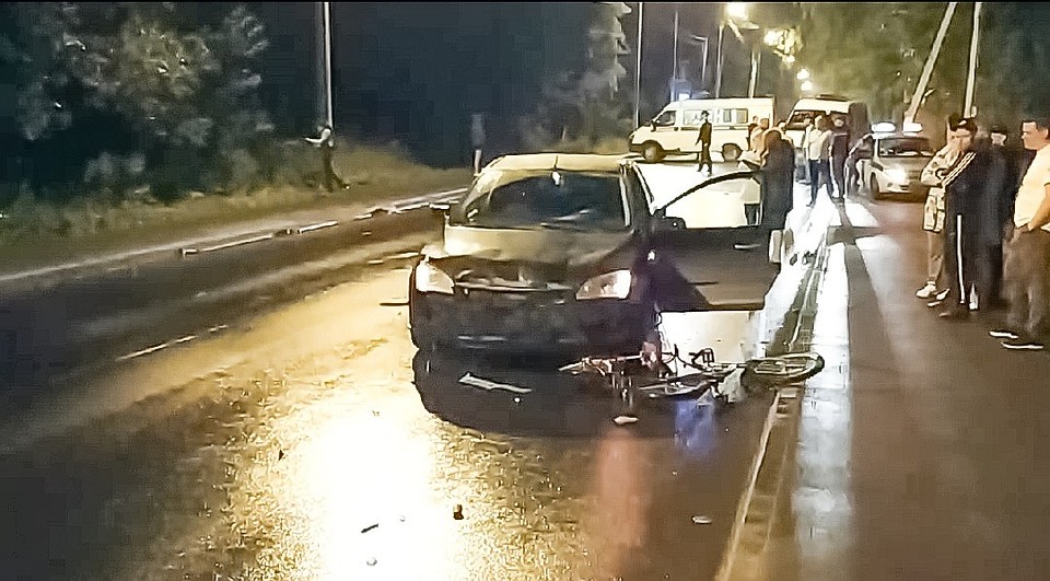 Дети переезжали дорогу на велосипедах. Фото: кадр видео ГИБДД по городу Перми.