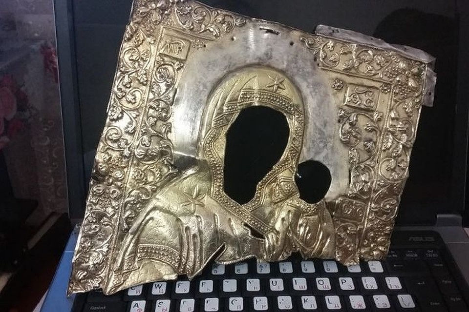 Кладоискатель из Новосибирска нашел в Маслянинском районе огромный серебряный оклад от иконы. Фото: Сергей Копаев