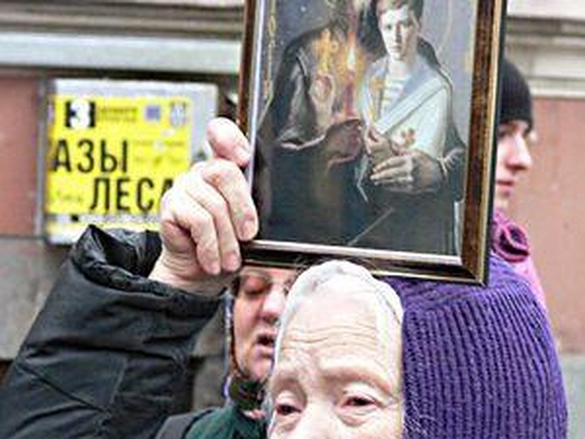 На гей-пикет пришли люди с иконами
