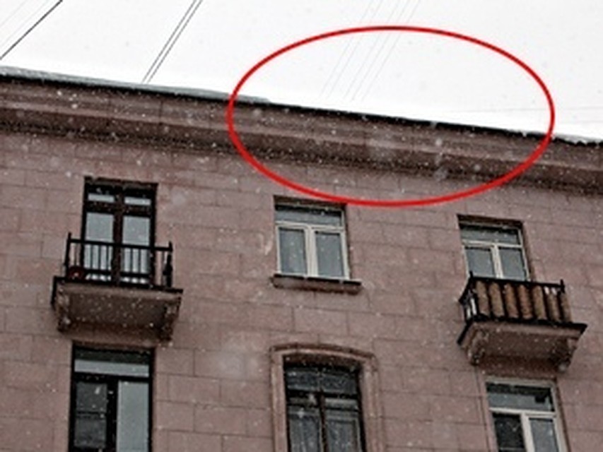 Отсюда упал лед, убивший малыша