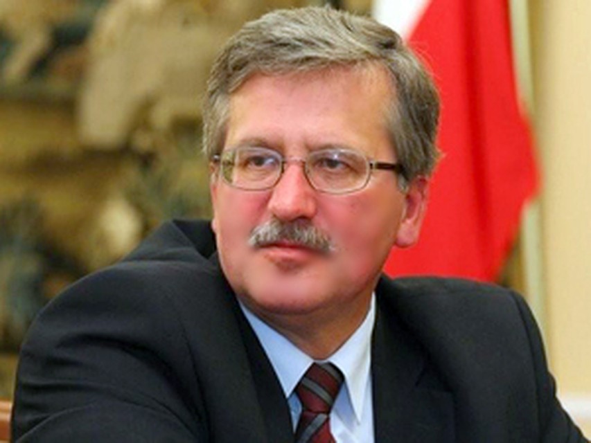 Бронислав Коморовский отложил визит в Катынь на траурные мероприятия.