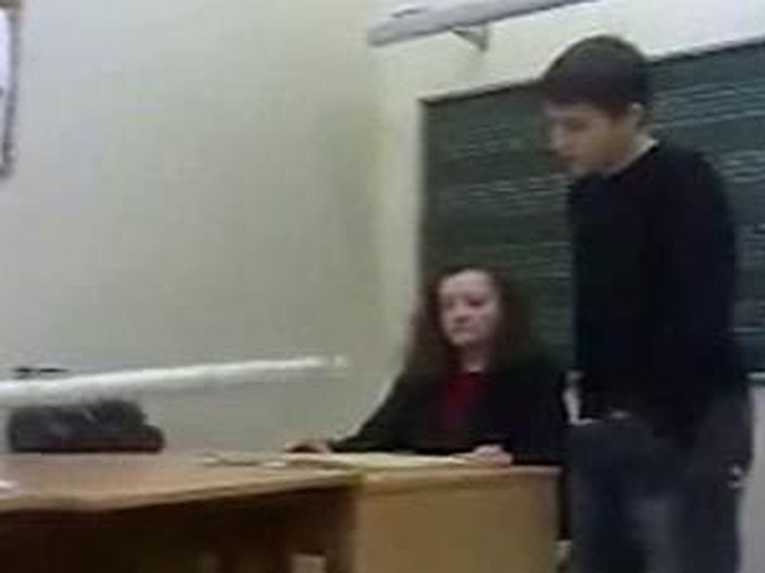 На записи видно, как ученики тычут шестом в лицо учительнице.