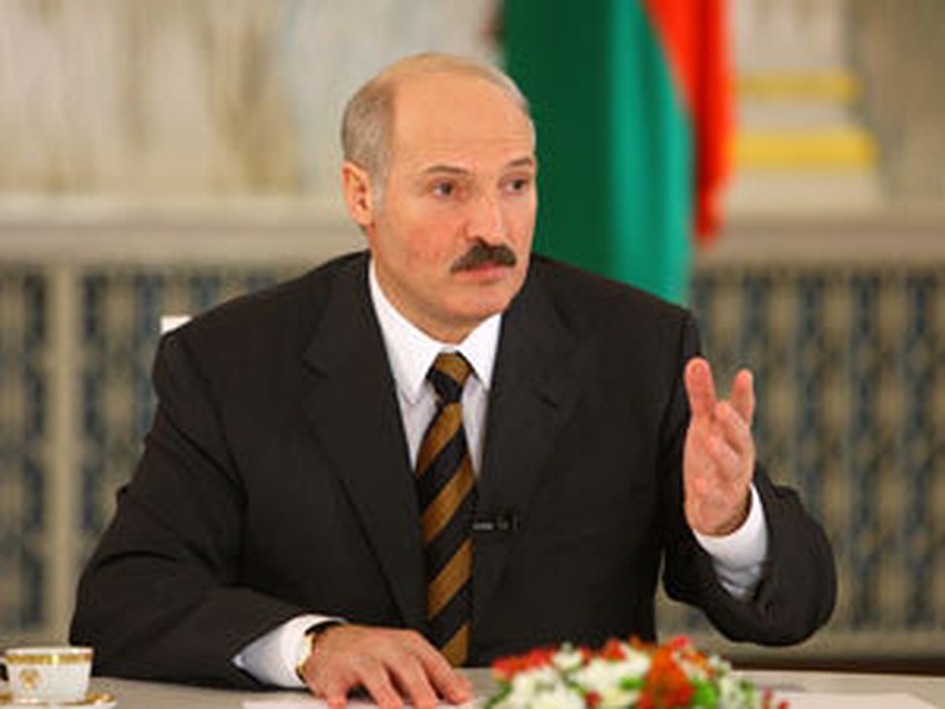 Лукашенко: Со временем все стабилизируется, "и еще будут просить белорусские рубли"