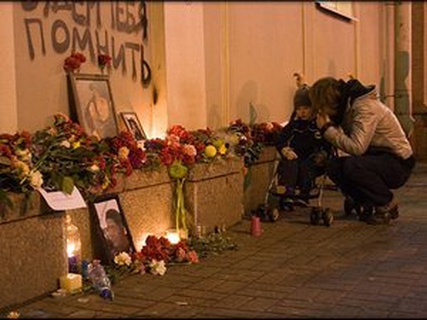 Прошло шесть, а каждый ноябрь у книжного на Лиговском появляются все новые свечи