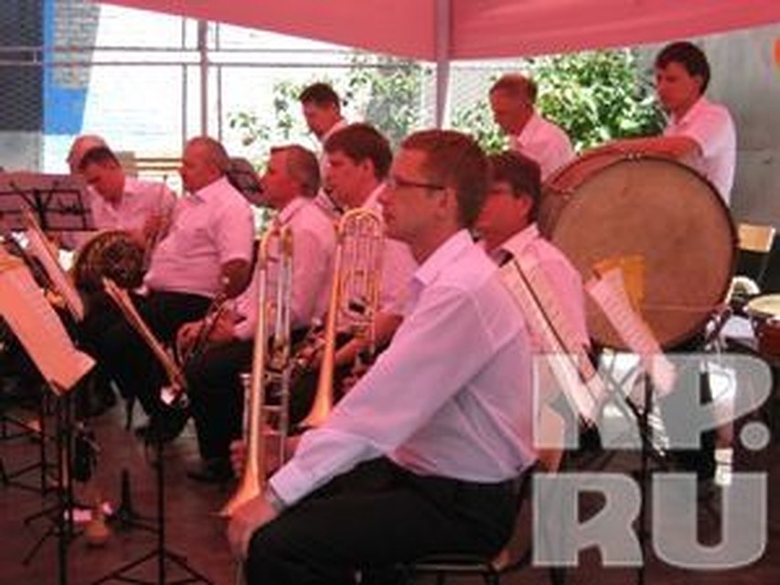 Заключенные соорудили для музыкантов шатер, чтобы защитить от палящего солнца