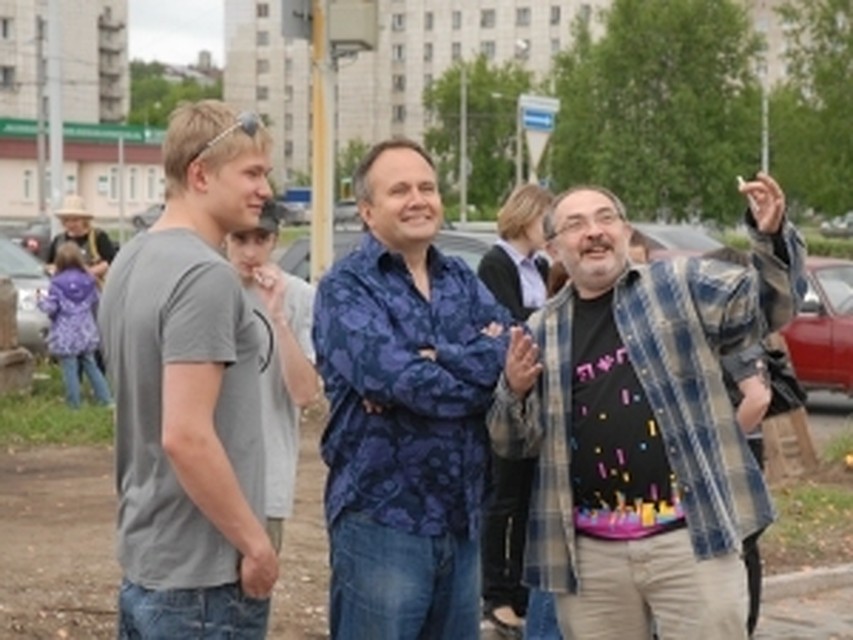 Олег Чиркунов и Марат Гельман на открытии деревянной буквы "П".