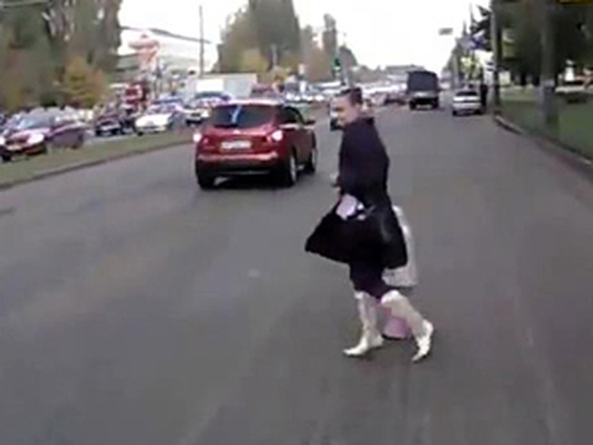 Эти кадры всколыхнули весь интернет. В пятницу в Фокинском районе иномарка на пешеходном переходе сбила 29-летнюю женщину с ребенком.