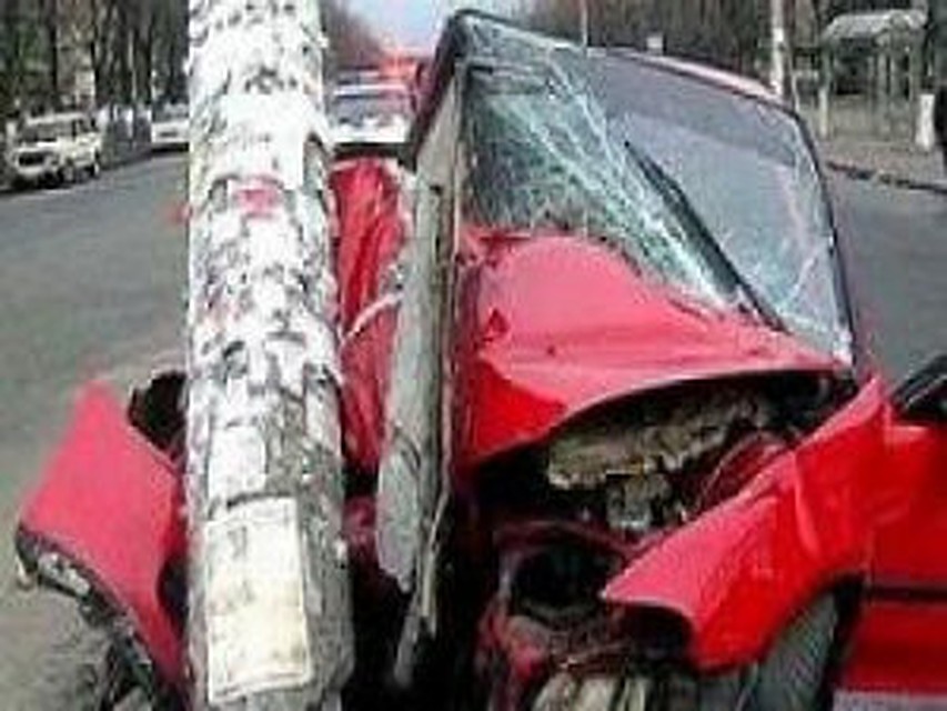Легковой автомобиль врезался в столб.