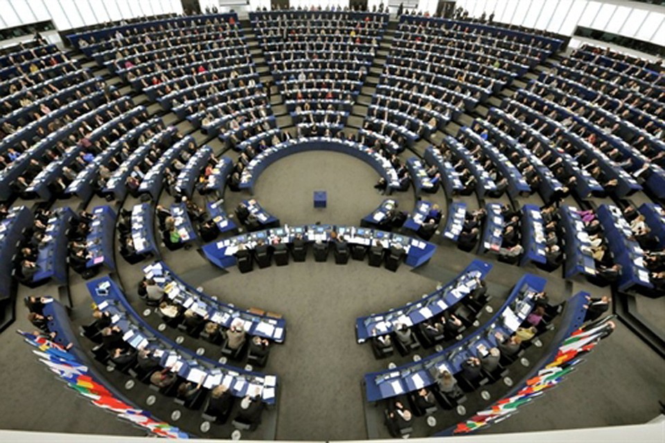 Европарламент просит спортивных чиновников Европы перенести хоккейный чемпионат из Беларуси.
