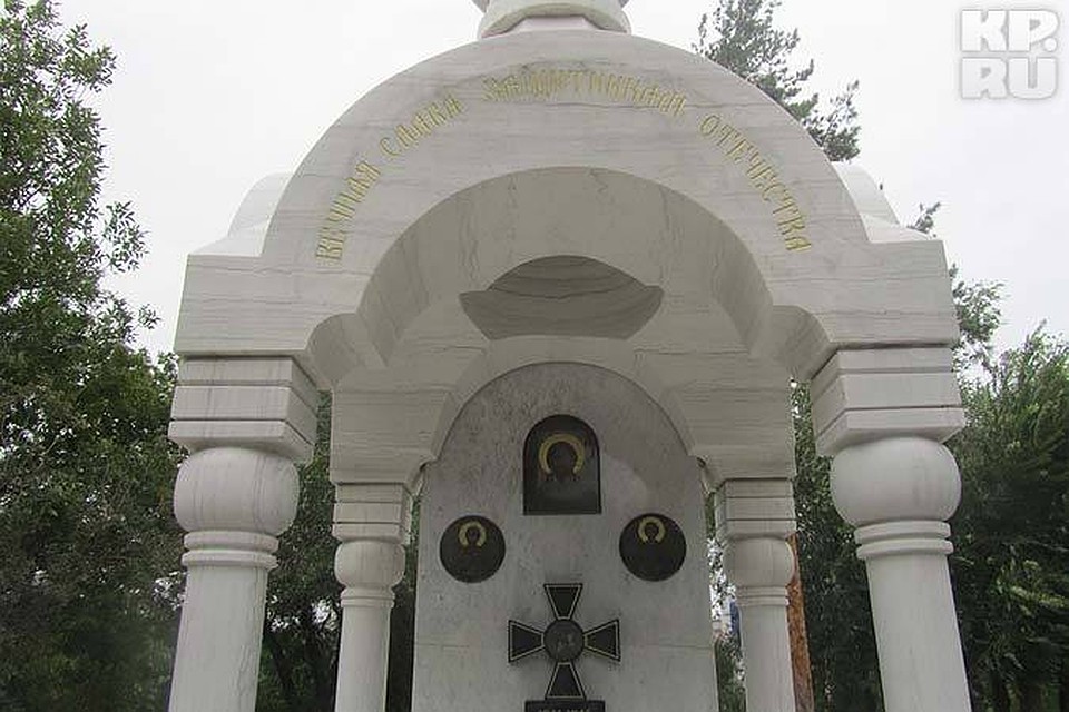 Памятник целиком выполнен из белого мрамора.